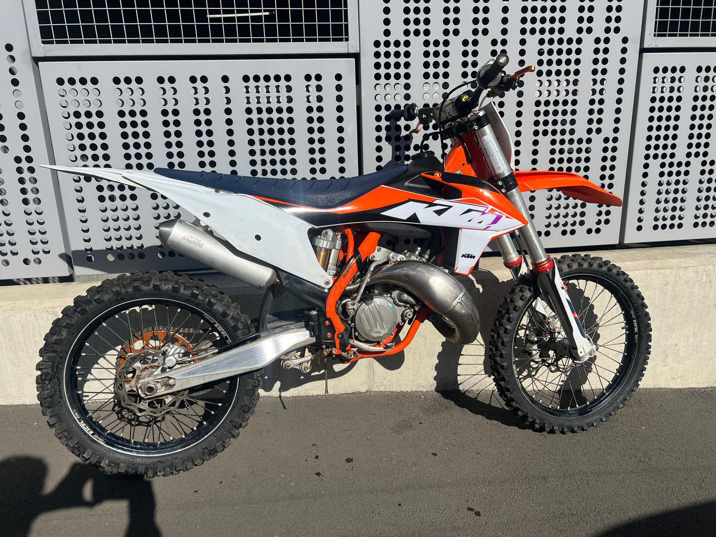 Sx 125 22  £4395  Lovley condition  2/ stroke