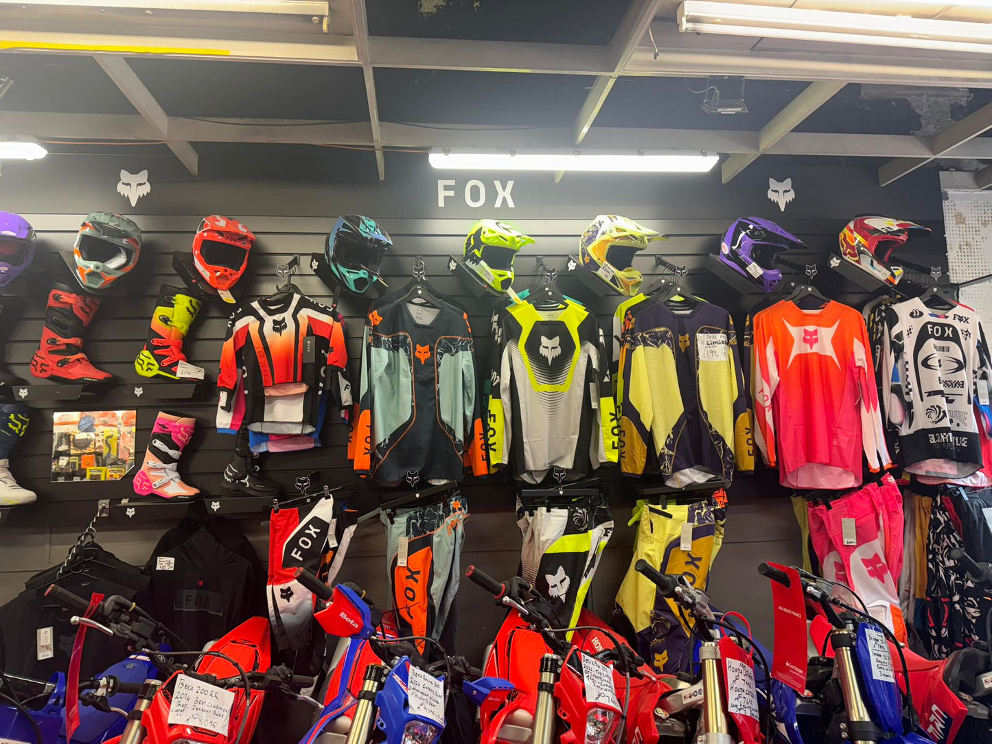 🐣 EASTER DEAL ALL THROUGHOUT APRIL AMD MAY! Quote Facebook. Can be posted too !  BUY ADULT KIT OR YOUTH GET FREE 💥 GLOVES 🧤 OF YOUR CHOICE  ADULT KITS £189 Kids £130🪺